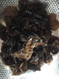 家常菜木耳炒芹菜做法图解1)