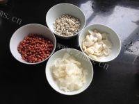 色味俱全的银耳八宝粥做法图解2)