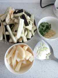 家常茄子炖土豆做法图解1)