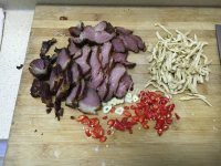 家常菜腊肉炒萝卜干做法图解1)