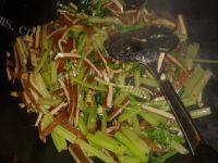 甘脆的芹菜炒豆干做法图解10)