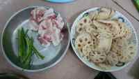 家常菜猪肉炒莲藕做法图解1)