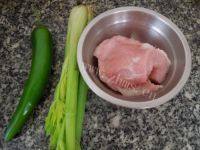 香香的西芹炒肉做法图解1)