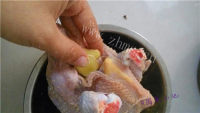 椒香美味的砂锅盐焗鸡的做法图解三