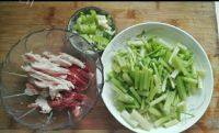 家常菜芹菜炒肉做法图解1)