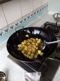 口感饱满的孜然小土豆做法图解8)