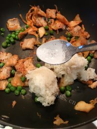 美丽的泡菜五花肉炒饭做法图解10)