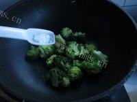 「家有大厨」西兰花炒虾仁做法图解8)