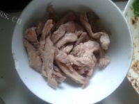 家常菜茭白炒肉丝做法图解2)