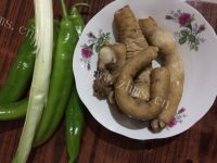 家常菜尖椒肥肠做法图解1)