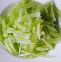 家常菜清炒莴笋做法图解2)