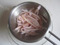 美味的酱爆鱿鱼韭菜花做法图解2)