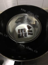 可口的双色慕斯流心蛋糕做法图解9)