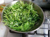 家常菜蒜香茼蒿做法图解6)