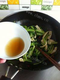 家常菜芹菜炒鱿鱼做法图解7)