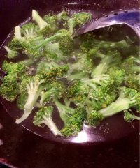 诱人的西兰花炒虾仁做法图解1)