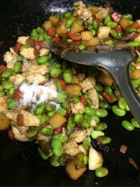 家常菜毛豆炒鸡丁做法图解8)