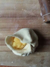 质嫩爽口的奶黄包做法图解11)
