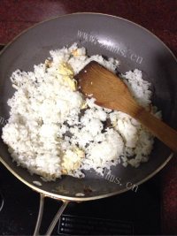 美味的腊肠鸡蛋炒饭做法图解7)