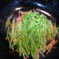 口感极佳的莴苣肉丝做法图解8)