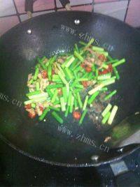 家常菜蒜薹炒肉做法图解7)