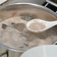 色泽鲜亮的排骨炖萝卜做法图解2)