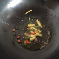回味无穷的蒜苔炒肉做法图解4)