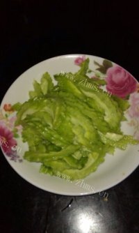 家常菜青椒炒苦瓜做法图解1)