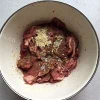 细嫩筋道奇台过油肉做法图解3)