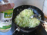 家常菜酸辣圆白菜做法图解7)
