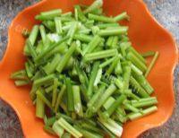 下酒菜花生米拌芹菜做法图解6)