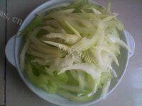 喷香的西芹炒肉做法图解1)