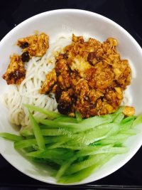 美味的鸡蛋炸酱面