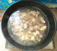 美味猴头菇煲土鸡汤做法图解3)