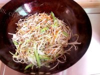家常菜蒜苗炒豆芽做法图解6)