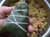 独特毛豆麻辣香肠糯米粽做法图解10)