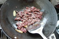 清热去火的百合苦瓜炒牛肉做法图解3)