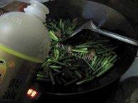 简单的蒜苔炒肉做法图解7)