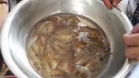 绿色食物油爆基围虾做法图解1)
