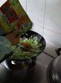 诱人的白菜炒肉丝做法图解6)