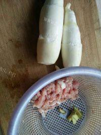 家常菜肉丝炒茭白做法图解1)