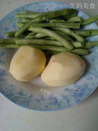 家常菜芸豆烧土豆做法图解1)