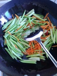 家常菜香芹炒豆干做法图解6)
