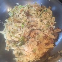 可口包菜干焖肉做法图解5)