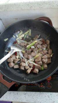 美味的萝卜牛肉汤做法图解3)