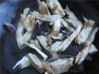常吃不腻的青椒炒茄子做法图解4)