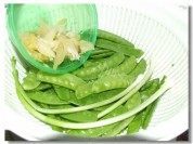 好吃的蒜香荷兰豆做法图解1)