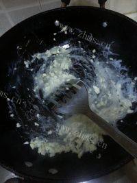 有趣的蒜蓉粉丝蒸扇贝做法图解7)
