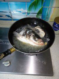 鲜香美味鱼头炖豆腐做法图解6)