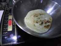 喷香的葱油饼做法图解9)